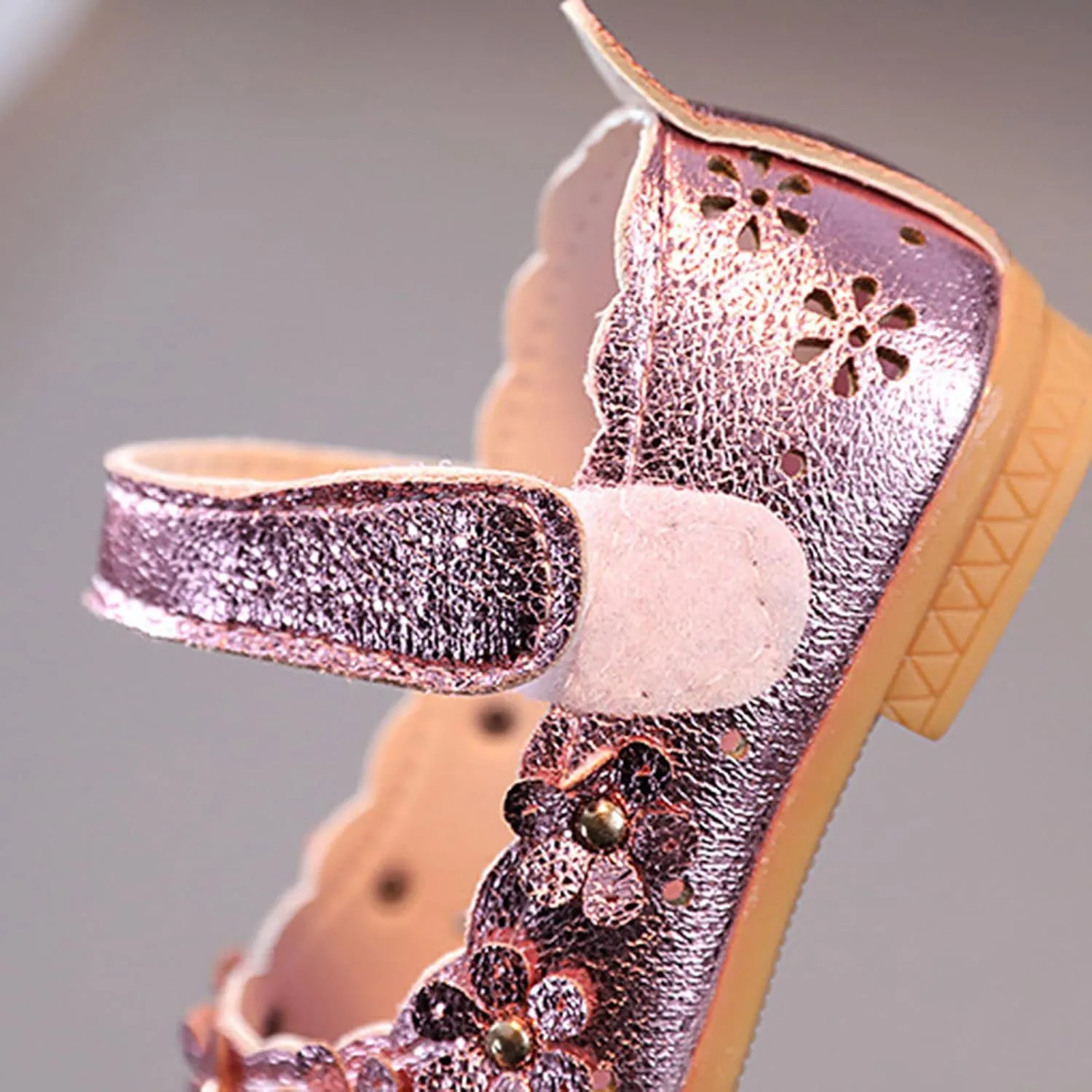 Children Low Heel Foot Warmer Girls Sandal Shoes Flower Shoes Hollow Flower Shoes Soft Sole Princess Sandals